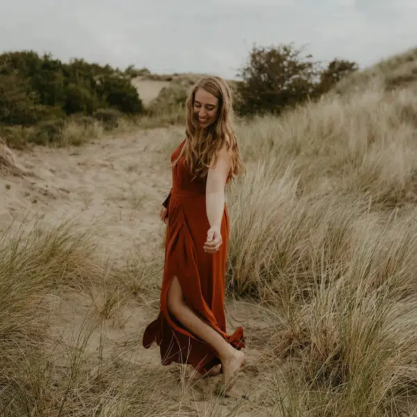Lachende vrouw in de duinen